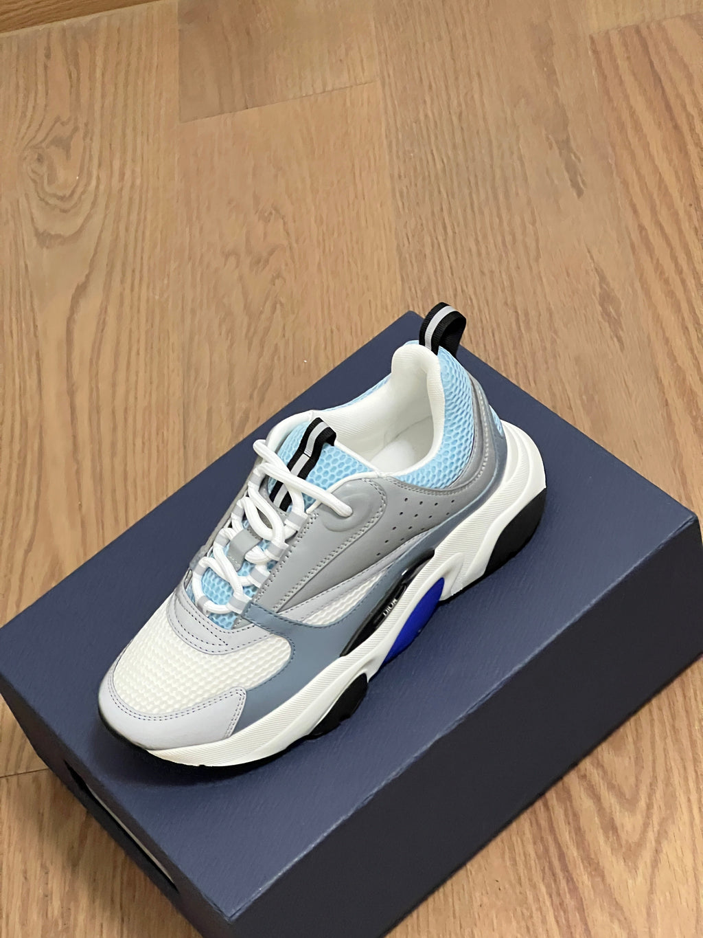 Sneakers B22