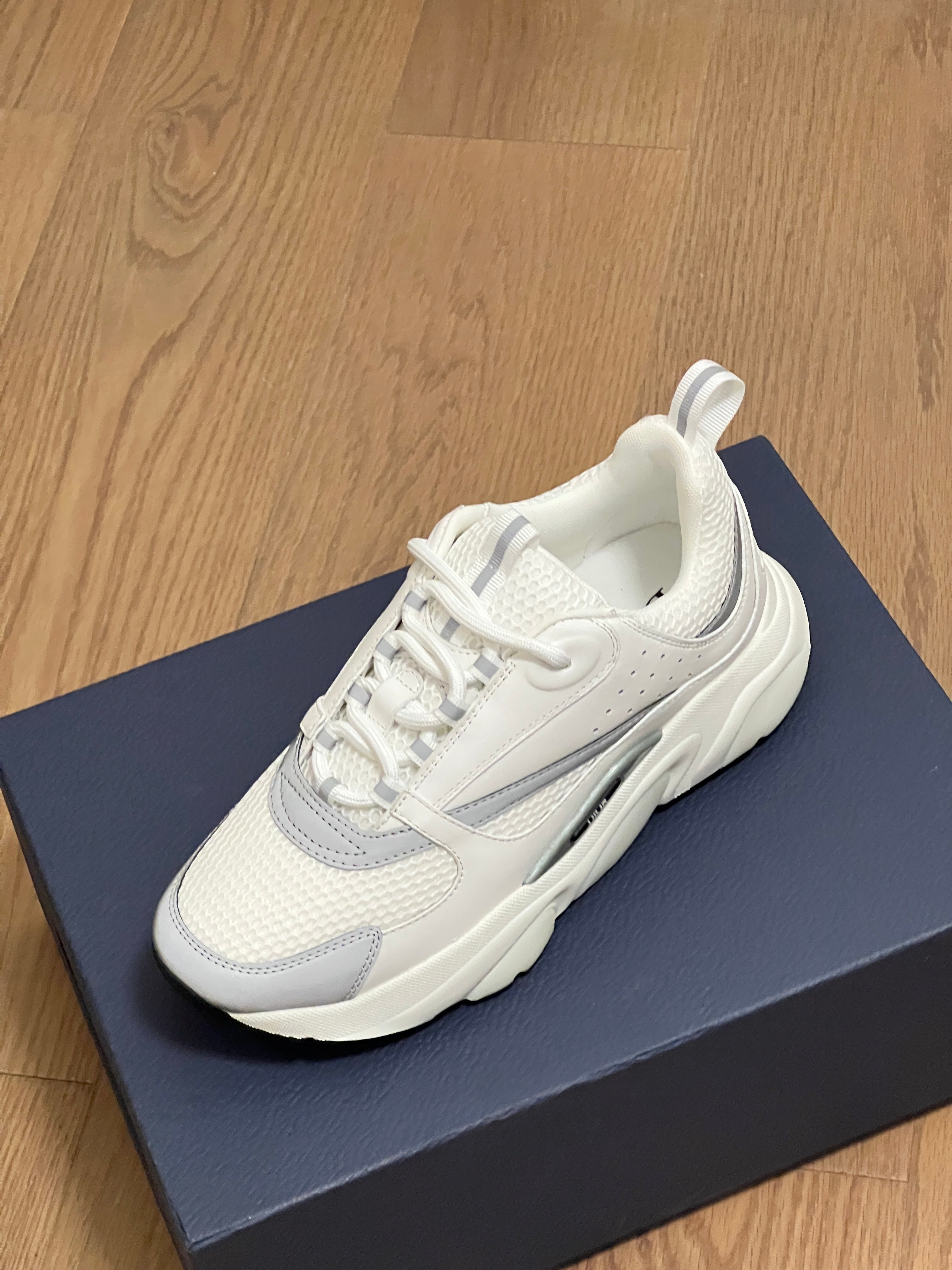 Sneakers B22