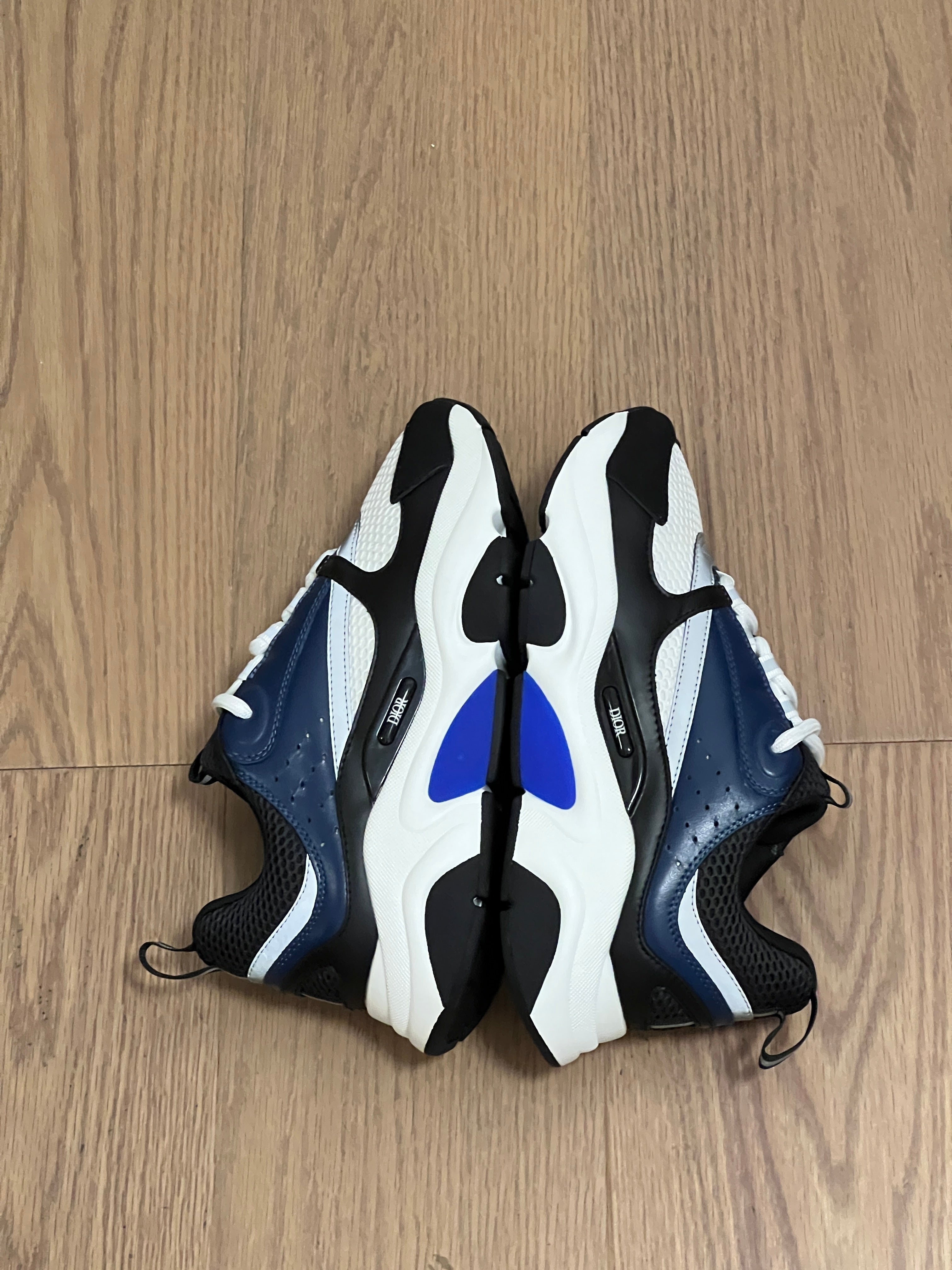 Sneakers B22