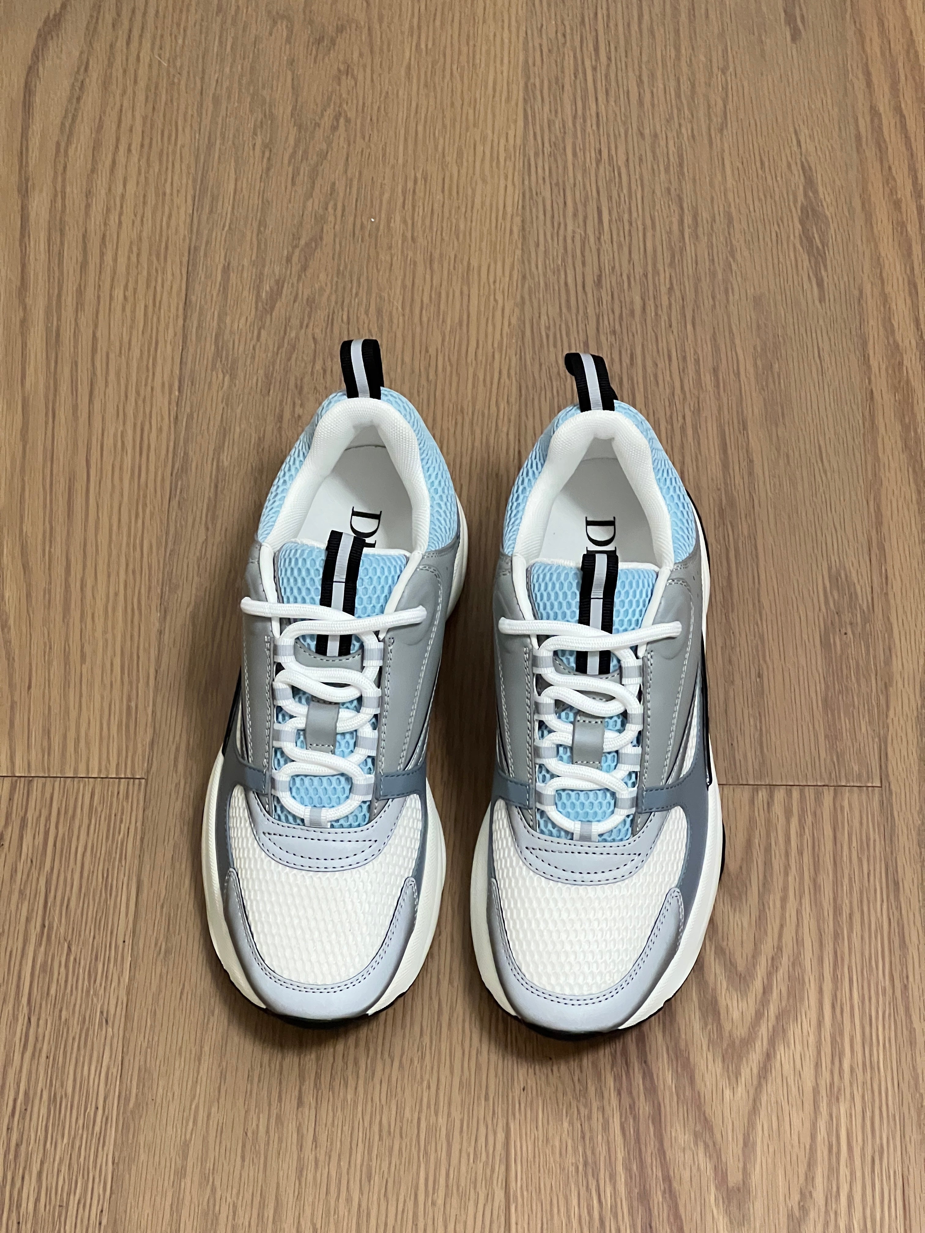 Sneakers B22